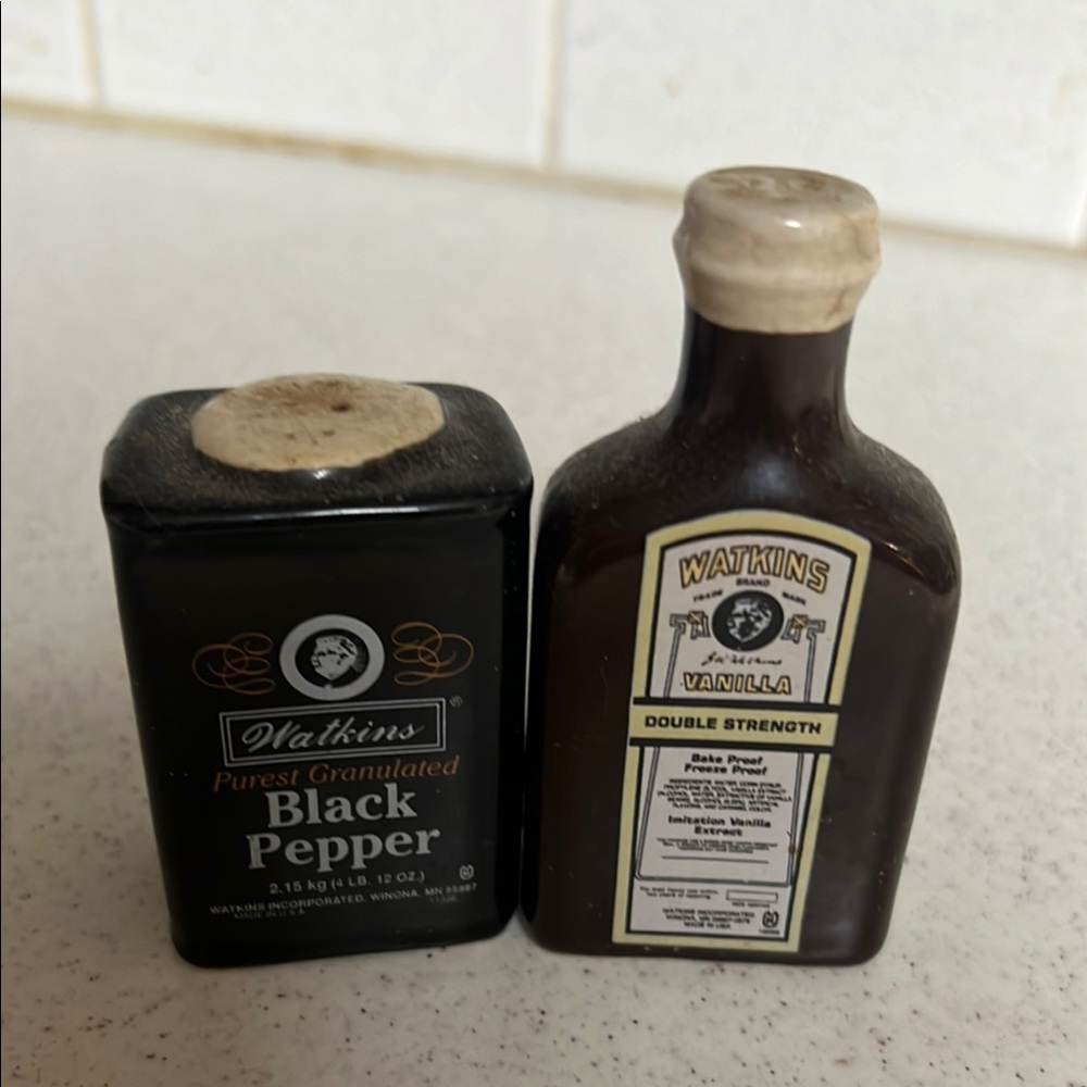 Watkins Black Pepper and Vanilla Extract Set